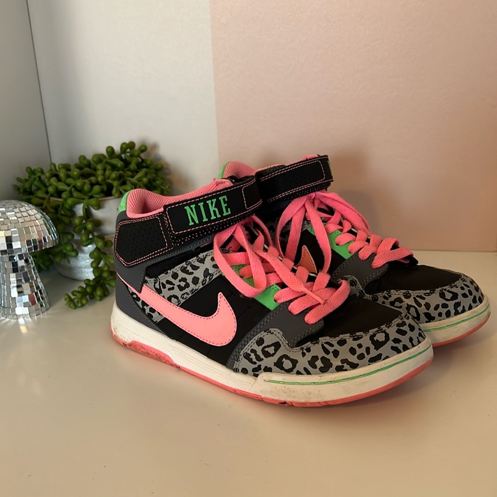 Nike Youth Morgan low tops - 6Y (W8) neon pink, green, cheetah - Picture 2 of 7
